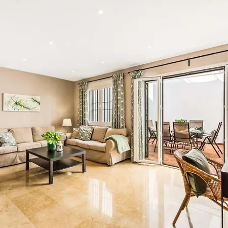 Sleeps 6 Pool Air Con Wifi Nerja