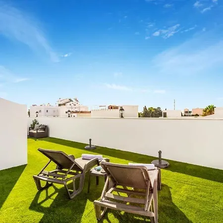 Sleeps 6 Pool Air Con Wifi *